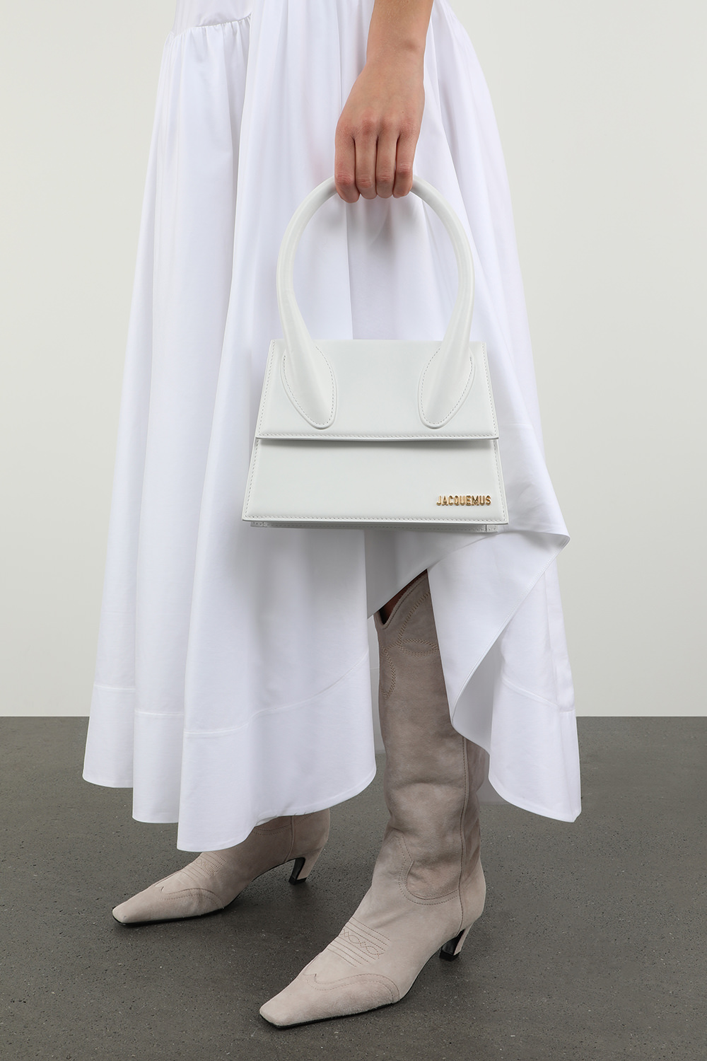 תמונת כל הלוק של תיק לה גראנד צ'יקיטו בגוון לבן